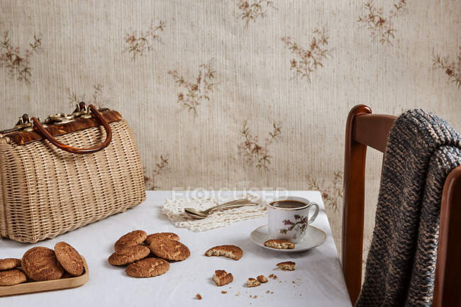 Table with hot coffee and homemade cookies in a vintage setting by the window — Stock Photo