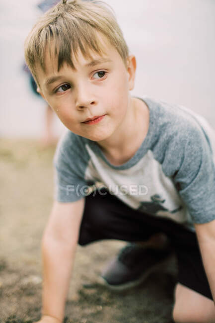Retrato de cerca de un niño en el lago - foto de stock