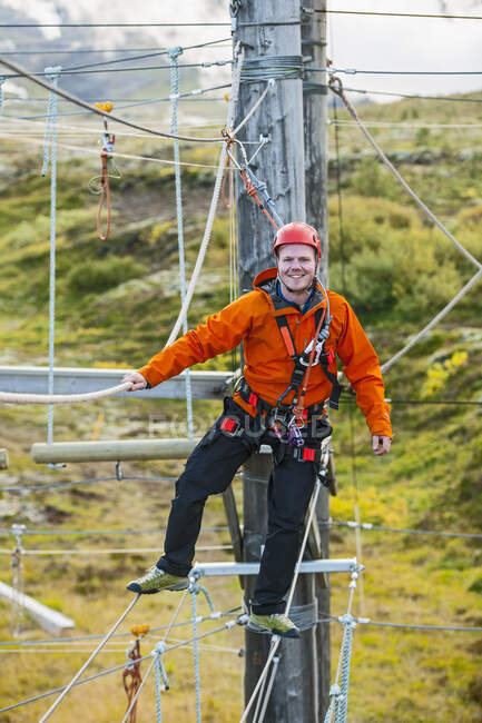 Людина балансує на високій канатній перепоні в Ісландії — стокове фото