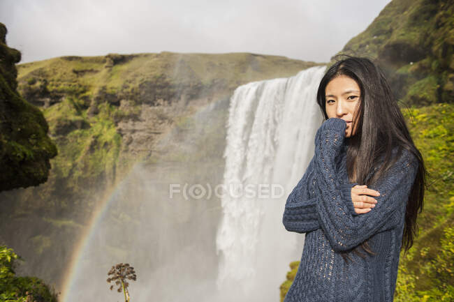 Hermosa mujer posando en la cascada de Skogarfoss en Islandia - foto de stock