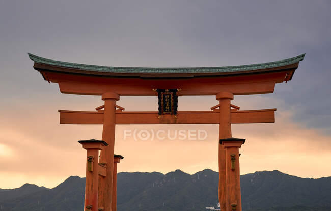 Grande torii de Miyajima ao pôr-do-sol, perto de Hiroshima, Japão — Fotografia de Stock