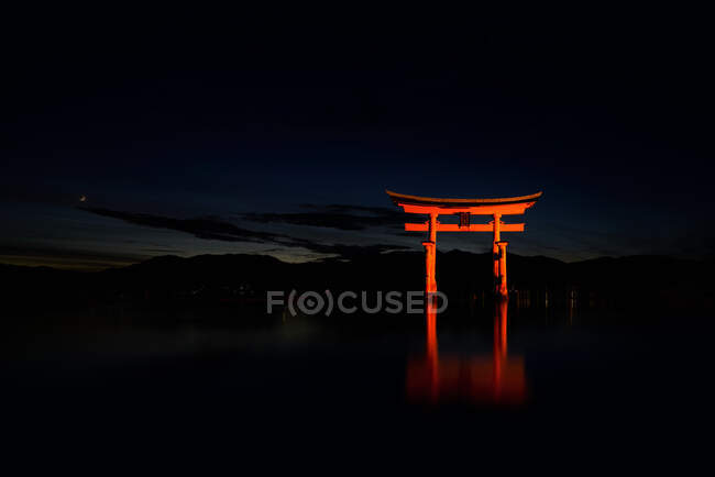 Великие тории Миядзимы ночью, недалеко от Хиросимы, Япония — стоковое фото