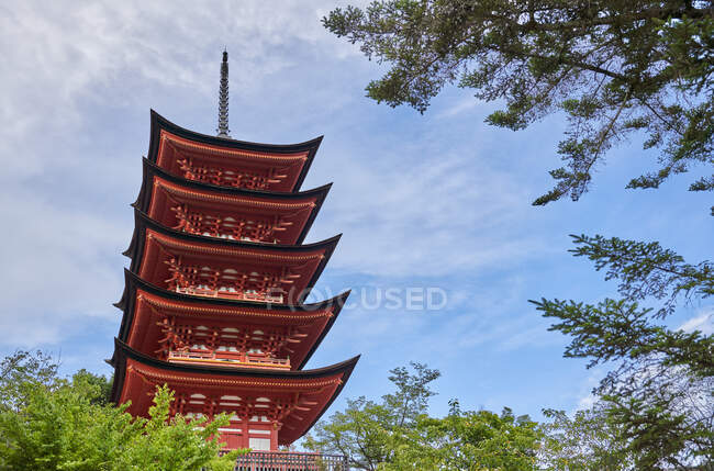 П'ятиповерхова пагода Тойокуні в Міядзімі, Хіросіма, Японія. — стокове фото