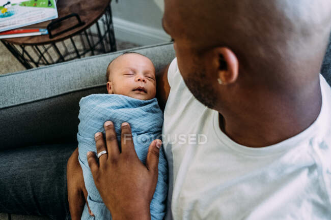 Bebé recién nacido durmiendo en los brazos de los padres - foto de stock