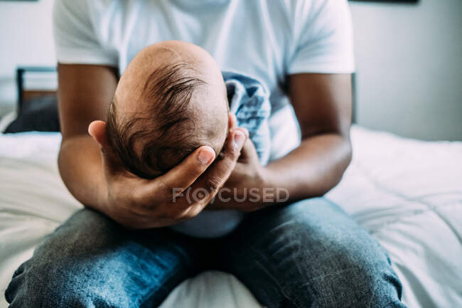Portrait central de papa tenant bébé nouveau-né — Photo de stock