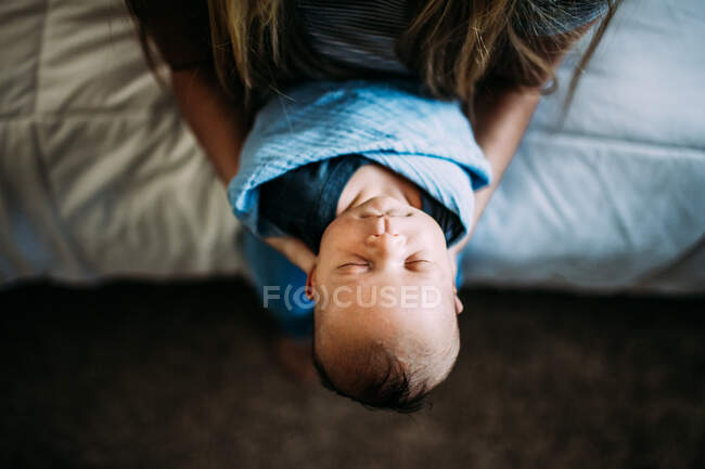 Overhead of mother holding sleeping newborn — Stock Photo