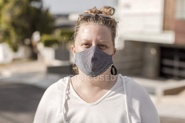 Retrato de mulher usando máscara de tecido — Fotografia de Stock