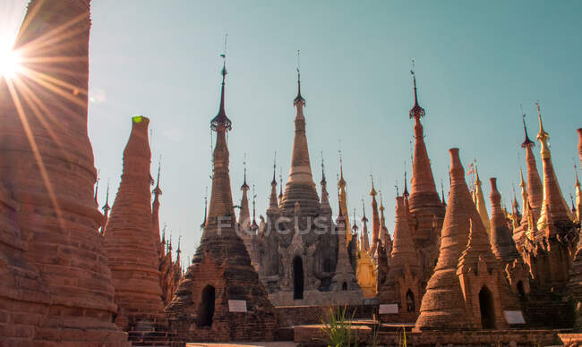 Luogo antico con centinaia di stupa — Foto stock