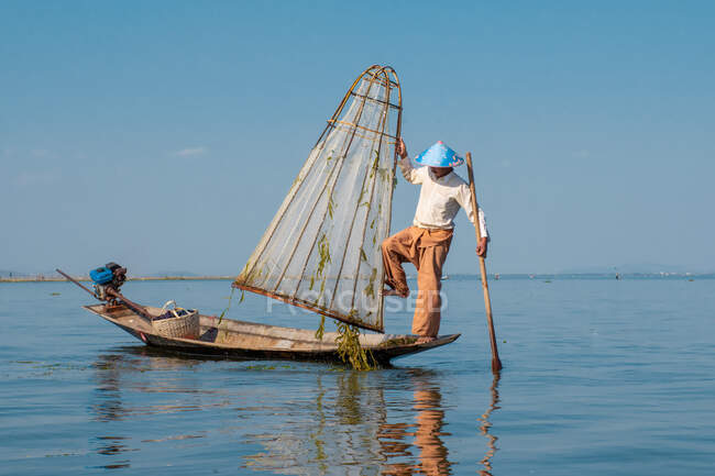 Uomo locale pesca al lago Inle — Foto stock