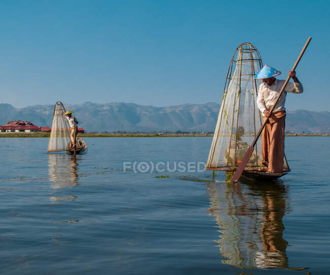 Habitantes locais que pescam juntos no lago — Fotografia de Stock