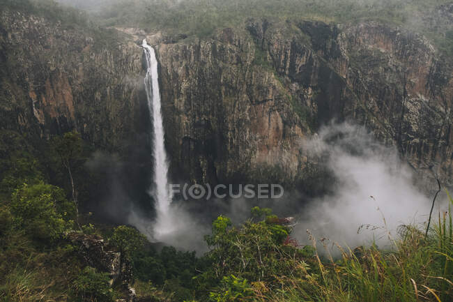 Chutes Wallaman 268 mètres tombent par une journée brumeuse, Queensland, Australie. — Photo de stock