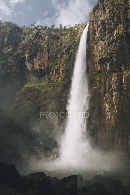 Potente cascata a Wallaman Fall durante la giornata di sole, Queensland, Australia — Foto stock