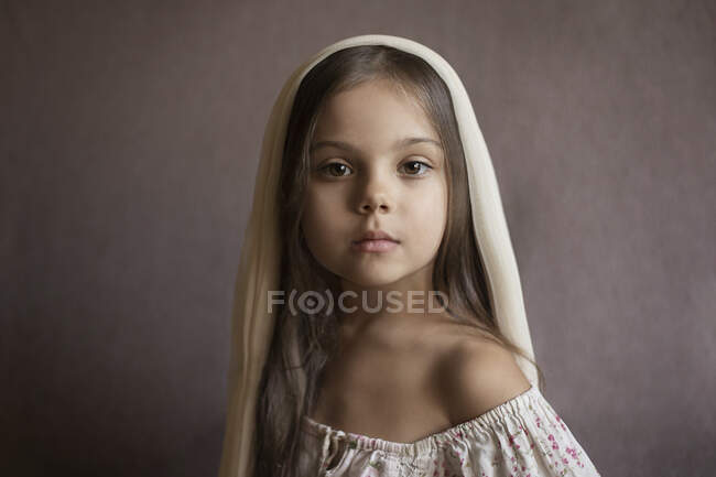 Una ragazza con i capelli sciolti e un fazzoletto in testa — Foto stock