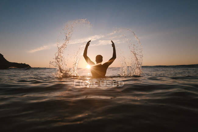 Surfista sob o pôr do sol em uma praia na Espanha — Fotografia de Stock
