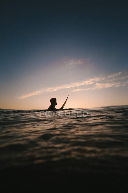 Surfista sotto il tramonto su una spiaggia in Spagna — Foto stock