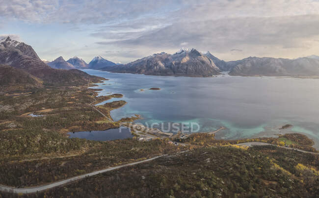 Vista panorâmica das montanhas e ilhas ao redor lofoten — Fotografia de Stock