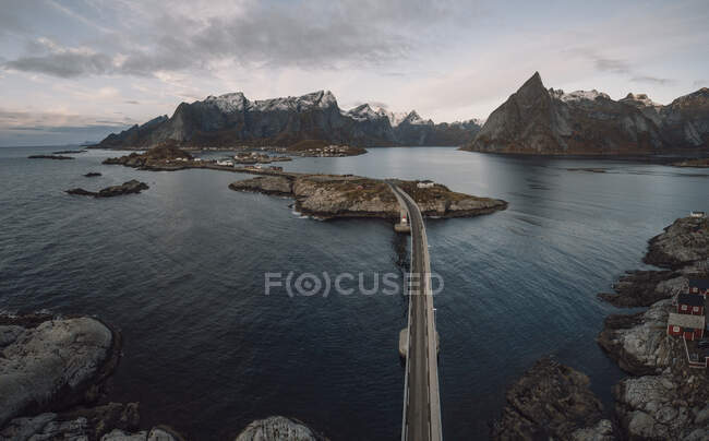 Vista panoramica sulle montagne e sulle isole intorno a lofoten — Foto stock