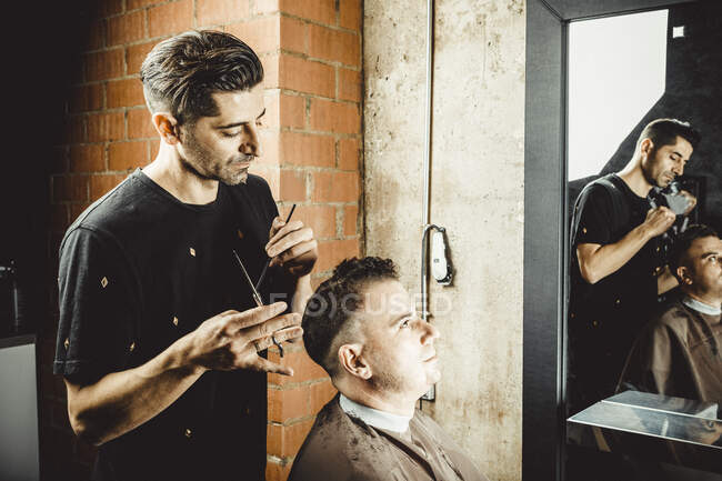 Esteticista y peluquero trabajando con máscara para el virus covid19 - foto de stock