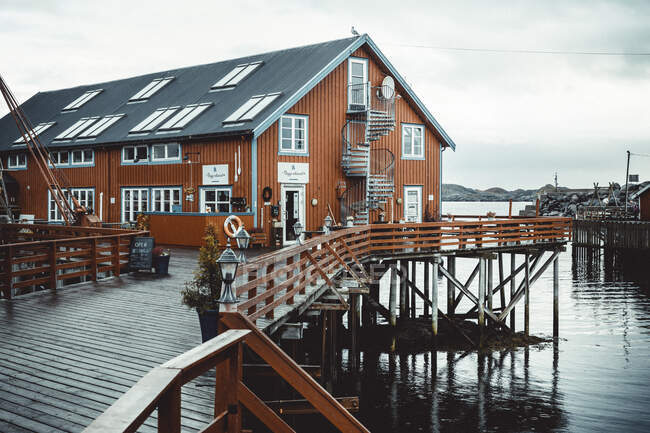 Maisons en bois sur le quai dans le port de l'île des Pays-Bas — Photo de stock