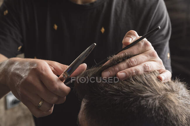 Cabeleireiro e esteticista trabalhando em seu salão de cabeleireiro — Fotografia de Stock