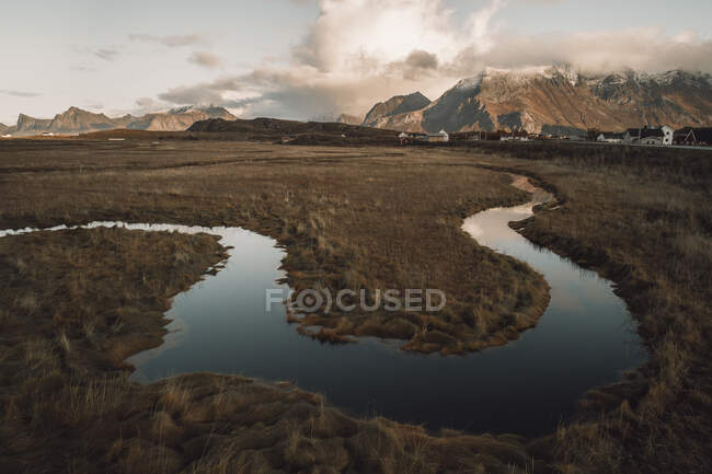 Meandros na foz de um rio nas ilhas lofoten — Fotografia de Stock