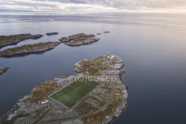 Estadio de fútbol Lofoten Noruega, vista aérea - foto de stock