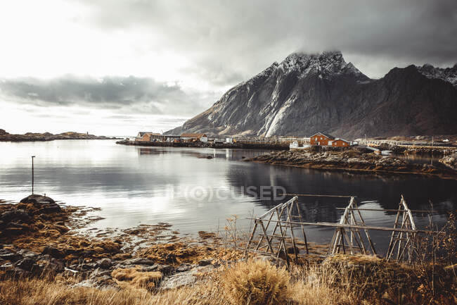 Salas de secado de bacalao del pueblo de Sund en Lofoten - foto de stock