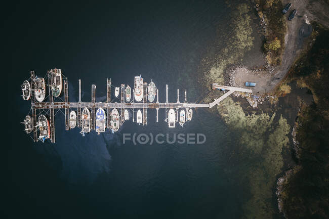 Vista aérea de la costa con barcos en el archipiélago de Lofoten, Noruega - foto de stock