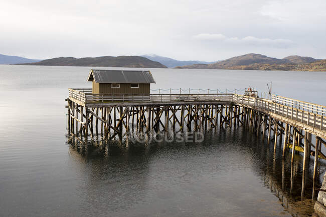 Haus am Holzhafen in einem norwegischen Fjord — Stockfoto