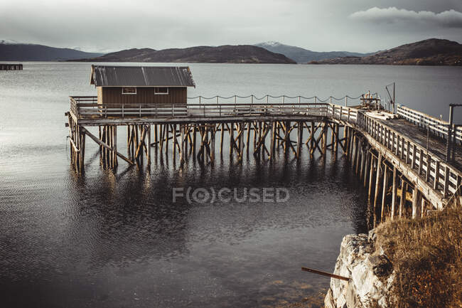 Casa sul porto di legno in un fiordo norvegese — Foto stock