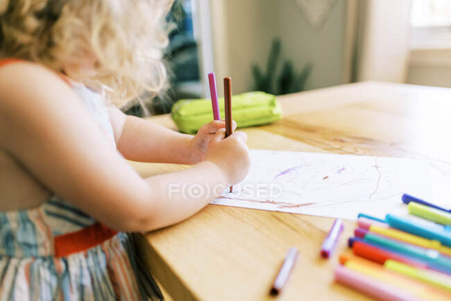 Retrato de estoque de um desenho menina pequena criança — Fotografia de Stock