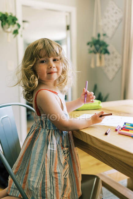 Stock portrait d'une petite fille tout-petit dessin — Photo de stock