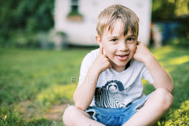 Portrait d'un mignon fou de cinq ans faisant des visages stupides — Photo de stock