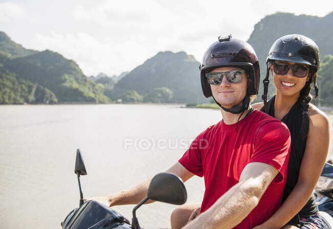 Jeune couple explorer Cat Ba Island sur un scooter à moteur — Photo de stock
