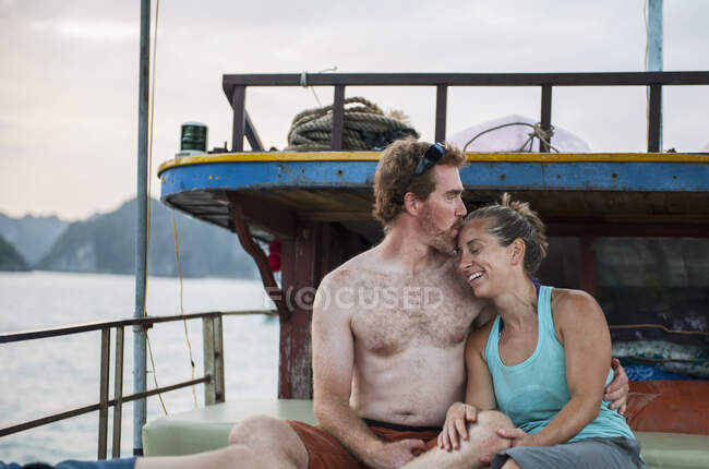 Mi-adulte couple relaxant sur un bateau dans la baie d'Halong au Vietnam — Photo de stock
