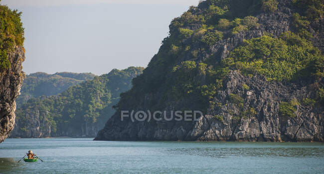 Traditional Vietnamese rowing boat in Halong Bay — Stock Photo