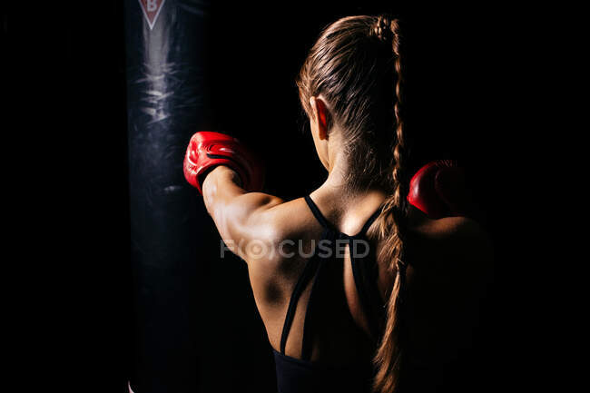 A menina está envolvida em boxe — Fotografia de Stock