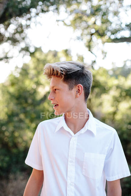 Portrait du profil de adolescent garçon avec bretelles — Photo de stock