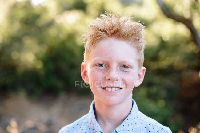 Portrait en dehors d'un garçon aux cheveux rouges avec des taches de rousseur — Photo de stock