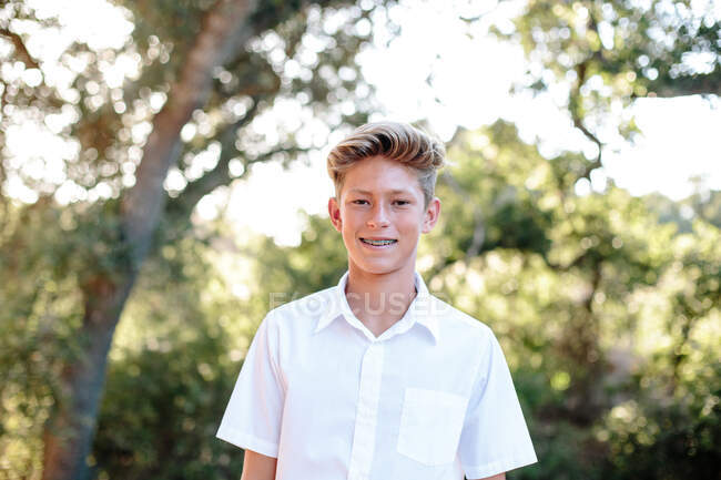 Draußen Portrait Von Ein Schöner Teenager Junge Mit Zahnspange — Stockfoto