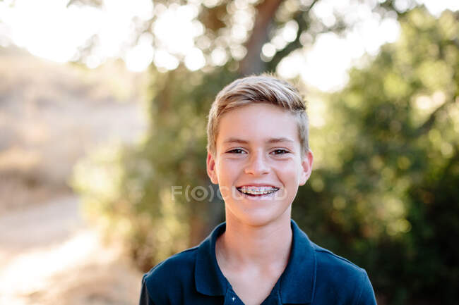 Sonriente retrato de un joven adolescente con frenos - foto de stock