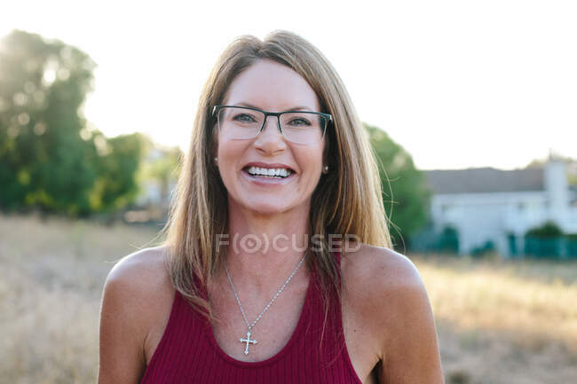 Retrato de una mujer guapa con las gafas de su marido - foto de stock