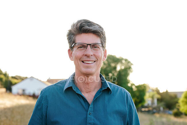 Портрет добровільного чоловіка, який усміхається надворі — стокове фото