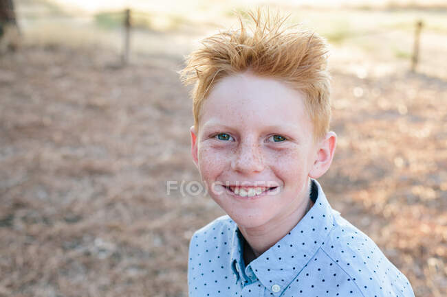 Портрет счастливого веснушчатого рыжего мальчика — стоковое фото