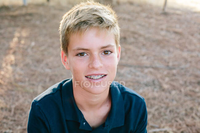 Retrato de un guapo adolescente chico con frenos - foto de stock