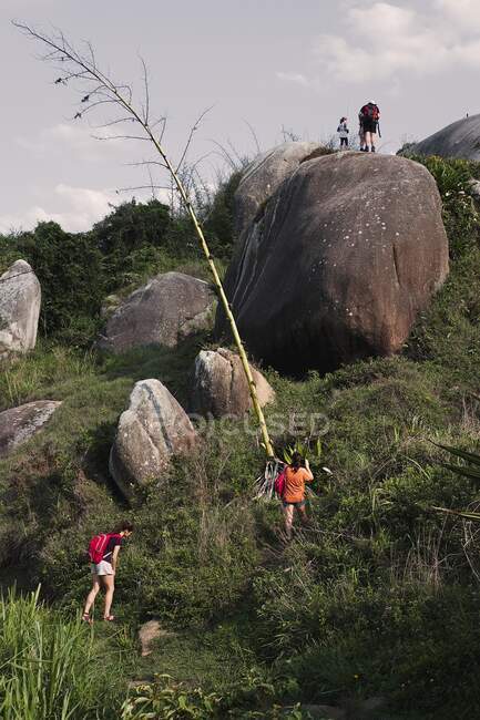 Escursioni naturali con adulti e bambini in cima ad una roccia — Foto stock