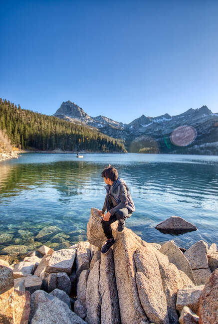 Junge mit Blick auf einen Fluss auf einem Sierras, Kalifornien Abenteuer — Stockfoto