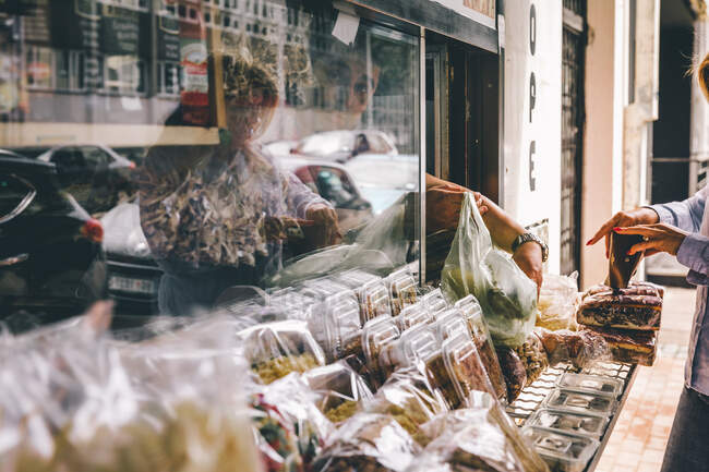Donna che paga per la pasta alla finestra di un chiosco alimentare a Belgrado, Serbia — Foto stock