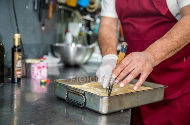 Primo piano di mani con coltello taglio pasticceria in una padella a Belgrado Serbo — Foto stock