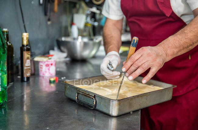 Panadero de cuarta generación cortando pasteles de Gibanica en Belgrado, Serbia - foto de stock
